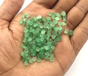 Piedra deslumbrante pequeña sin tratar cortada a mano en bruto 50 piezas Natural verde fresa cuarzo piedras preciosas mayorista indio - Product Image 2