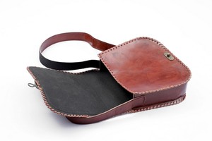 Sling Bag de cuero genuino para mujer con estilo Vintage de tendencia más nueva, relieve de piedra bohemio con cadena de botones de moda, venta - Product Image 6