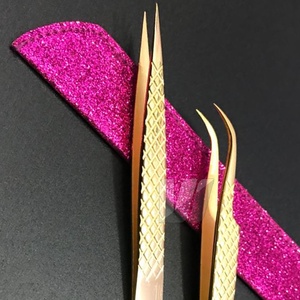 Pinzas de extensión de pestañas de fibra de volumen de agarre de diamante chapado en oro con logotipo personalizado de alta calidad, acero sostenible japonés para puntiagudo - Product Image 4