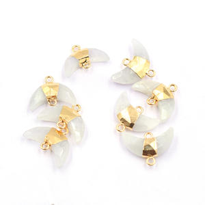 Pierre de lune arc-en-ciel facettée en laiton de 15 à 17 mm avec bélière, connecteur plaqué or en forme de lune - Product Image 1