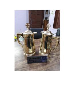 Modèle de cruche en laiton poli Fournitures d'église de style religieux de Brassworld Inde avec une croix en métal durable - Product Image 1