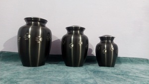 BRASS ANTHRECITE GREY PET PAW FUNERAL SUPPLIES American Style Pet Urn Brassworld India - Product Image 6