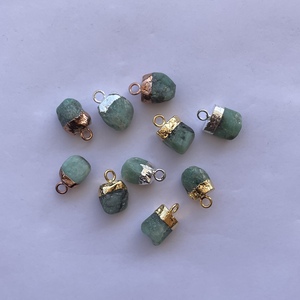 Colgante de conector en bruto de Esmeralda verde natural en plata de ley 925 con joyería de galvanoplastia de oro del fabricante en línea - Product Image 1