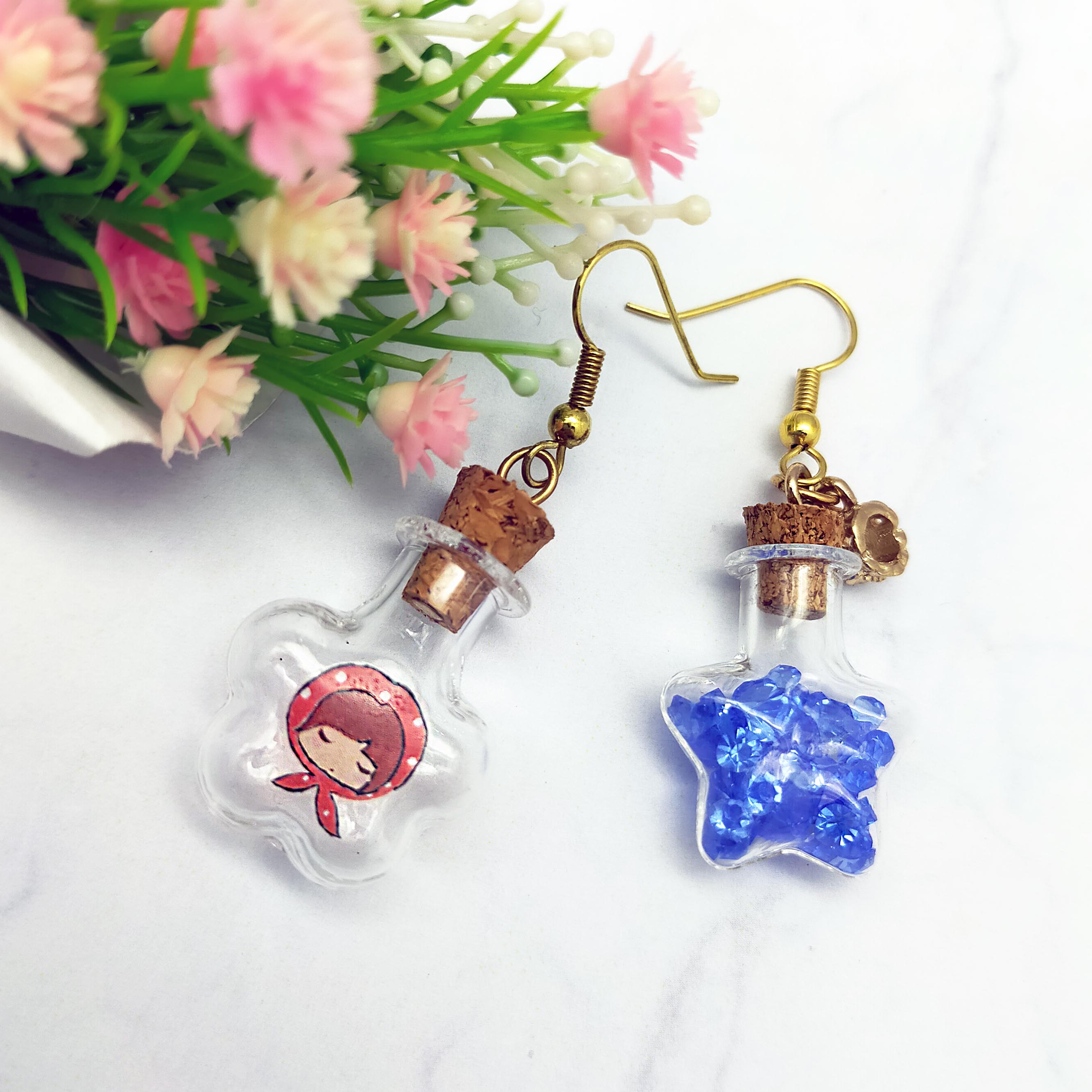 Трендовая 2022 маленькая стеклянная бутылка с наклейкой на поверхности и стеклянными бусинами в бутылке