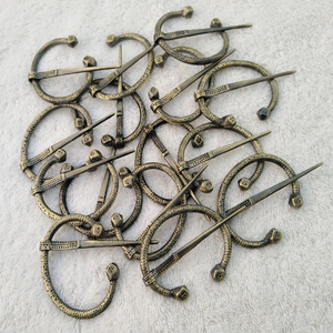 Broche en cuivre forgé unique en forme de fer à cheval viking artisanal pour ceinture pour femmes, broche en bronze de Finlande - Product Image 5