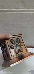 Urna de cremación con grabado de pata de Mascota, suministros funerarios de aluminio marrón, Brassworld, India - Product Image 2