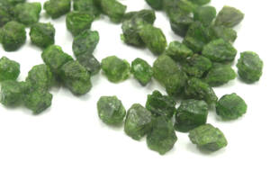 Haute qualité 25 pièces Tourmaline verte naturelle découpée à la main pierres précieuses en vrac non traitées pour la fabrication de bijoux en gros - Product Image 5