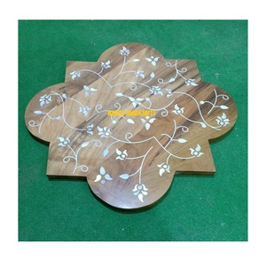 Bandeja de Servir de Madera con Incrustaciones de Madreperla, Forma Hexagonal |   Bandeja de Frutos Secos con Chocolate de Lujo |   Decoración para el Hogar para el Ramadán y el Eid - Product Image 1