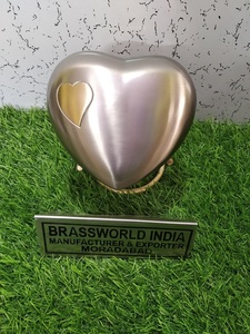 Recuerdo de corazón de latón, urna funeraria, suministros funerarios, Brassworld, India - Product Image 5