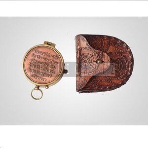 Boussole à clapet en laiton antique avec étui en cuir, instrument de navigation vintage, boussole de poche, cadeau de mariage ou de remise de diplôme, objet de collection - Product Image 1
