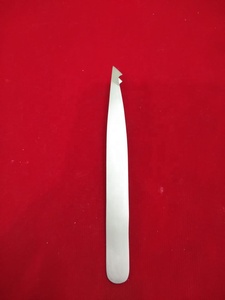 Pinzas para Cejas OBEXA Profesionales de Acero Inoxidable con Punta Inclinada y Acabado Regular, con Empaque Personalizable - Product Image 2