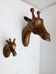 Figura de Cabeza de Jirafa Pequeña en Aluminio Fundido Pulido - Product Image 6