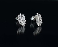 Anting-anting wanita model daun klasik berlapis perak, bertahtakan Cubic Zirconia dengan setting bezel perak Sterling 925 dari Sameer Art Craft.