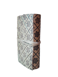 Diario de cuero vintage con textura floral en relieve y diseño clásico de tapa dura con acento de rayas para uso comercial y de oficina - Product Image 2