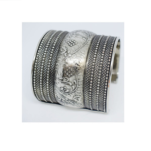 Pulsera de latón hecha a mano con efecto brillante, diseño de estrella y luna, estilo africano, joyería antigua de 1905, ideal para festivales. - Product Image 2