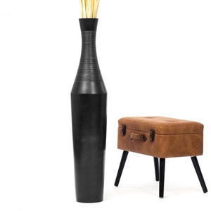 Vase de sol moderne en métal noir avec design côtelé, fait main pour la décoration intérieure - Product Image 1