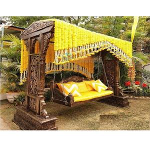 Columpio de madera de tendencia para la función Haldi Columpio de madera vibrante para la ceremonia de Haldi Boda de madera Ceremonia de Haldi Columpio para la novia - Product Image 1