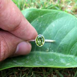 Anillo de piedras preciosas hecho a mano de Plata de Ley 925 al por mayor buena calidad peridoto verde estilo clásico certificado IGI para fiestas - Product Image 2