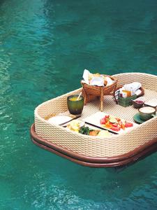 Bandeja flotante de ratán para bar y piscina - Product Image 3