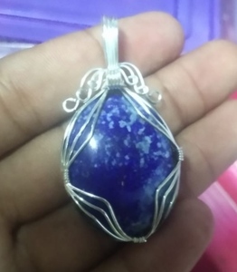 Vente en gros de collier pendentif en lapis-lazuli de forme ovale naturelle, pierre semi-précieuse enroulée de fil de cristal de guérison, pierre précieuse Feng Shui - Product Image 1