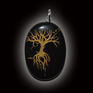 Compre en línea Colgantes de árbol de ágata Blakc: Colgantes de árbol de ágata Blakc a la venta Colgante de piedra curativa grabado - Product Image 1