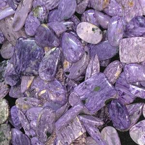 RIDA CREATIONS คริสตัลบำบัดธรรมชาติ คาโบชองสีม่วง ชารอยต์ รูปทรงผสมผสาน สีสันสวยงาม คุณภาพสูง สำหรับทำเครื่องประดับ - Product Image 3