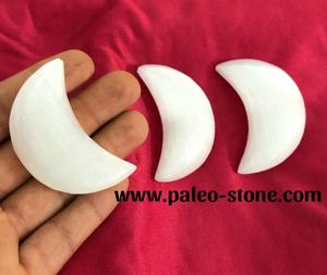 Piedra Lunar de Selenita Pulida de 6 cm, Escultura Única - Product Image 1
