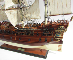 BON HOMME RICHARD Modèle de bateau à voile en bois artisanal peint pour la décoration de la maison Cadeaux originaux - Product Image 4