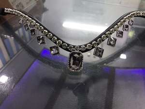 Bandeau élégant de style goutte avec des pierres de cristal de 12 mm, proposé dans diverses couleurs et tailles pour les chevaux - Product Image 5