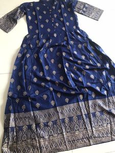 Kurti Anarkali ชุดสูท,ชุดสูทสำหรับสตรีดีไซน์ยาวผ้าเรยอนพิมพ์ลายฟอยล์พร้อมใช้งานชุดสูท Anarkali/ชุดเดรส Anarkali/ทำงานด้วยมือ Anarkal By Royel Export - Product Image 5