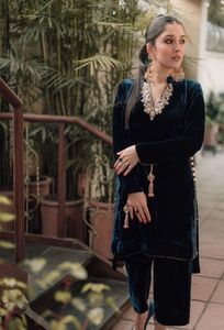 DAZZLING---STYLISH--EMBROIDERY AVEC CRISTAL VERRE PERLES, PIERRE, DABKA TRAVAIL SUR KAMEEZ, PANTALON ROBE pour Parti-PORTER et DE MARIAGE @ 2021 - Product Image 2