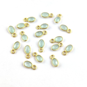 Gema de Calcedonia ovalada de 4x6mm, colgante con bisel dorado - Product Image 2