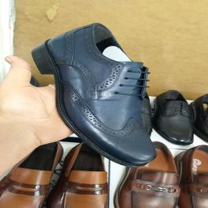 2025 classique italien hommes chaussures habillées plat et imperméable Brogue moine sangle bouton fermeture homme chaussure en cuir - Product Image 1