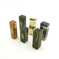 Empaque de Brillo Labial Cosmético Personalizado con Logotipo Dorado en Papel Reciclado con Acabado Mate, Relieve y Recubrimiento UV