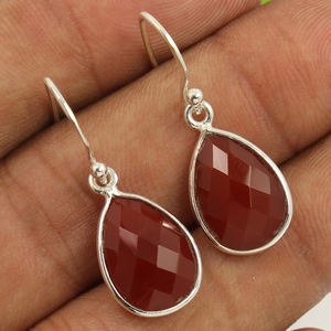 Boucles d'oreilles mignonnes en cornaline rouge éblouissante pour un jour spécial fabriquées à partir de boucles d'oreilles à crochet en argent sterling 925 avec pierre en forme de poire - Product Image 2