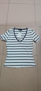 Bangladesh Stock Lot T-shirts à rayures en coton décontracté pour femmes, tenues d'été à manches courtes et col en V profond avec étiquettes de marque - Product Image 3