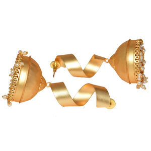 Boucles d'oreilles jhumka en laiton plaqué or, finition mate, tendance, fait à la main, léger, pour filles et femmes, vente en gros - Product Image 4