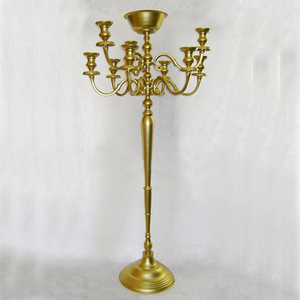 Grand candélabre fait main en métal doré et fleur de cristal personnalisable imprimé pour la décoration intérieure mariages et fêtes - Product Image 1