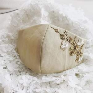 Masque facial élégant en tissu brodé à la main pour les femmes Couvre-visage doux et respirant Parfait pour les fêtes, les mariages et l'extérieur - Product Image 1