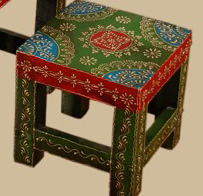 Ensemble de 3 tabourets gigognes en bois peints à la main, design traditionnel, motif vert et rouge, meubles de salon, ensemble d'ottomans faits à la main - Product Image 2