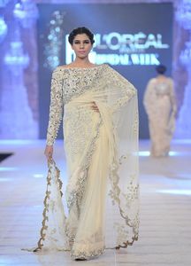 Saree de créateur lourd élégant pour femmes avec travail à la main avec des perles de verre et des pierres pour les mariages, les réceptions et les événements - Product Image 2