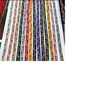 Maßge schneiderte maschinen gestickte florale, ethnische indische Bänder und Schnürsenkel in verschiedenen Größen und Farben für Hochzeits kleid desi