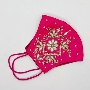 Hermosa máscara facial de boda de lujo con bordado floral hecho a mano y adornos de cuentas Máscara hecha a mano de estilo informal - Product Image 1