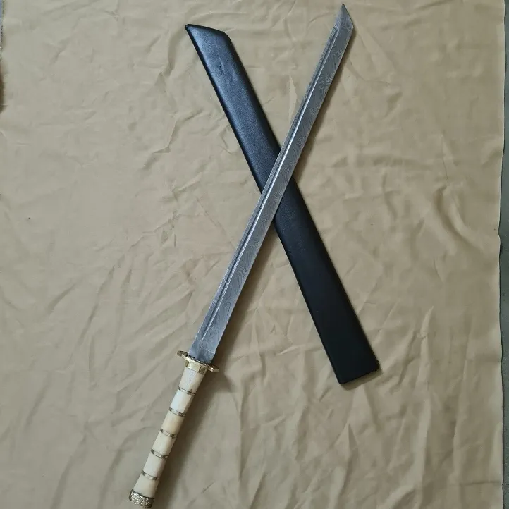 パキスタンの木製鞘付き真ちゅう製クリップ付きカスタム手作りダマスカス鋼日本刀