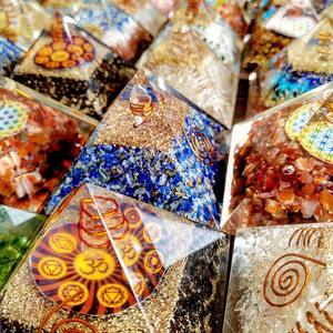 Pendentif orgonite, symboles d'argent, pyramide reiki, cristal de guérison, pierres énergétiques, bracelet, reiki - Product Image 1