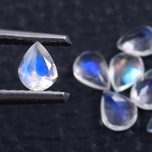 Gros Naturel pierre de Lune Arc-En-Gemcut Lâche Facettes Pierre De Poire Taille 3x4mm - Product Image 2