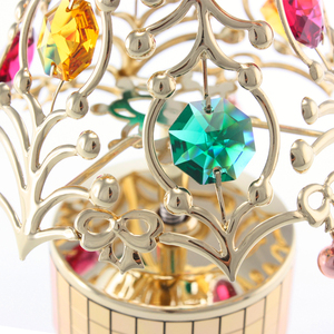 Caja Musical de Metal Chapada en Oro de Lujo Crystocraft con Cristales de Corte Brillante, Manivela Manual, Redonda de 8x17 cm, 0.22 kg, Regalo de Árbol de Navidad - Product Image 4
