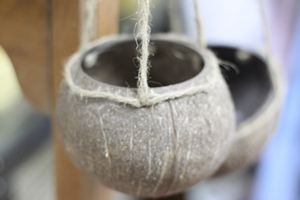 Abat-jour en forme de fruit de noix de coco fait main de haute qualité par Caro Candles pour la décoration de la maison - Product Image 4