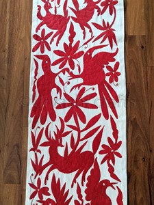 Camino de mesa de algodón con estampado de flores de seda bordado a mano mexicano de diseñador - Product Image 3