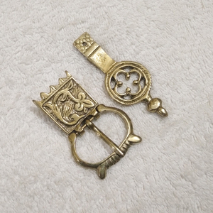 Boucle en laiton de style médiéval personnalisable Style broche en alliage de cuivre et de métal - Product Image 1